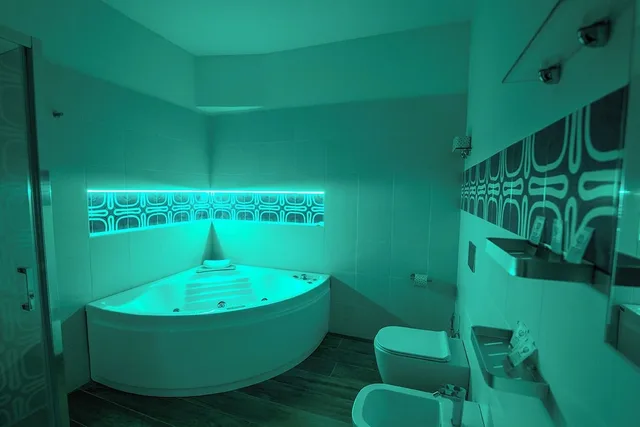 جناح استوديو حصري بسرير كوين بجاكوزي في الملحق، B&B Le 4 Stagioni Dante's Suites 3/3