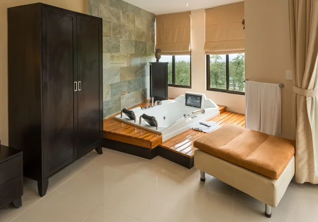 Junior Suite, King Bed, Volcano View، Royal Corin Thermal Water Spa and Resort 8/10