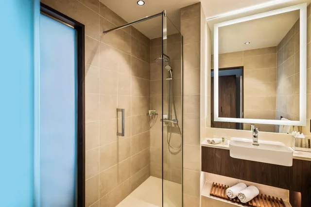 Room, King Bed, Partial View، Courtyard by Marriott Baku 5/8