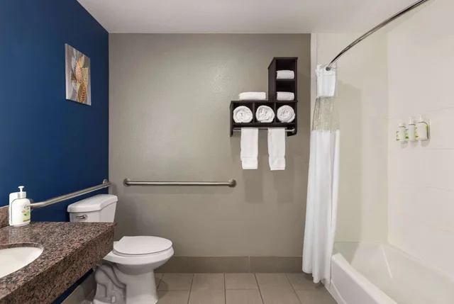 غرفة بسرير مزدوج لذوي الإعاقة، La Quinta Inn & Suites by Wyndham San Antonio N Stone Oak 4/5