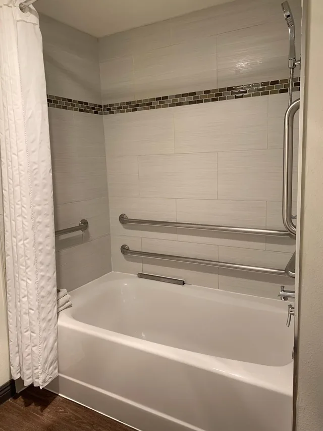 غرفة بسرير مزدوج لذوي الإعاقة، Redac Gateway Hotel 4/7