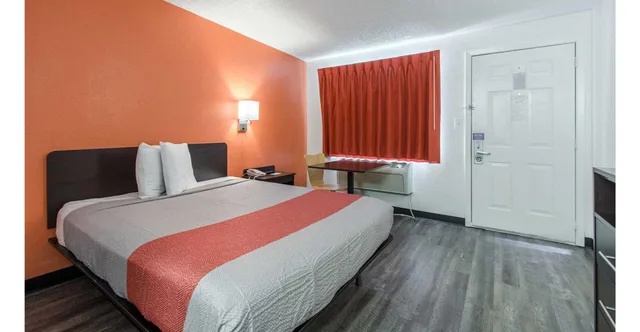 غرفة بسرير كوين لذوي الإعاقة، Motel6 Norcross, GA - Atlanta Northeast 1/6