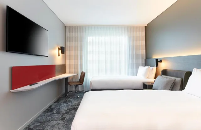 غرفة قياسية بسرير كينج وسرير كوين في طابق مرتفع، Holiday Inn Express Melbourne Southbank 6/10
