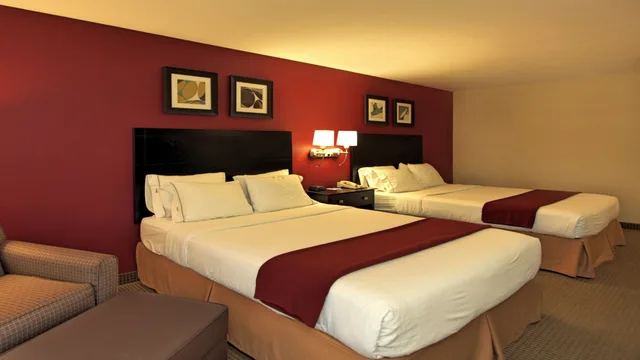 غرفة قياسية بسريرين كوين لذوي الإعاقة، Holiday Inn Express Hotel Suites Defiance 3/3