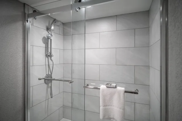 Club, Suite, King Bed, Sofa, Delta Hotels Huntington Downtown 5/5