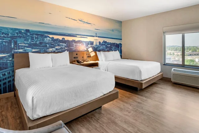 جناح بسريرين كوين بغرفة نوم واحدة، Cambria Hotel Madison East 1/3