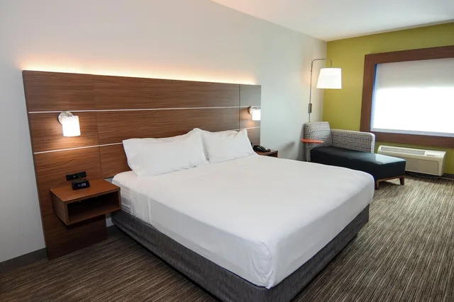 Standard, King Bed, Holiday Inn Express Suites New Boston 2/2