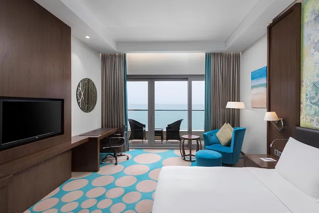 غرفة تنفيذية بسرير كينج، RADISSON BLU HOTEL, SOHAR 6/10