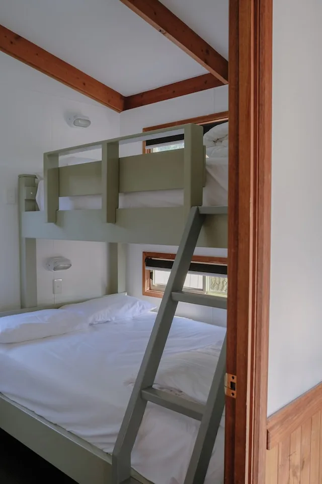 كابينة ديلوكس بسرير مزدوج وسرير بطابقين بغرفة نوم واحدة، Melbourne Big4 Holiday Park 5/10