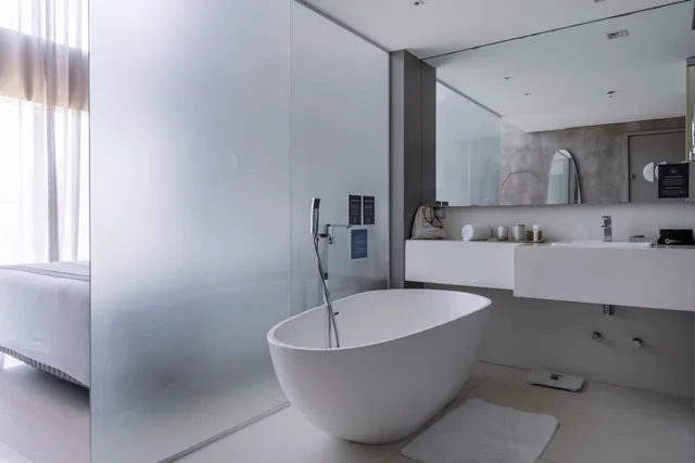 Luxury Double Room 1 King Bed، Suryaa Hotel Pinhais, Curio Collection by Hilton 5/7