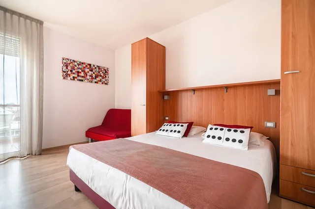 جناح استوديو كلاسيكي صغير بسرير مزدوج بإطلالة على المسبح بشرفة، Domino Suite Hotel 2/3
