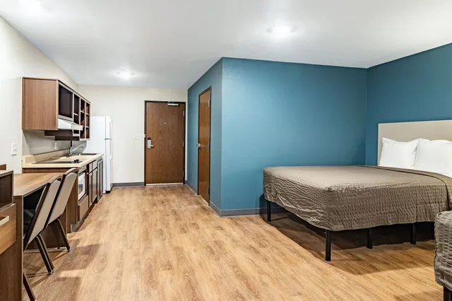 غرفة بسرير كوين مع أريكة لذوي الإعاقة، WoodSpring Suites Toledo Maumee 2/3
