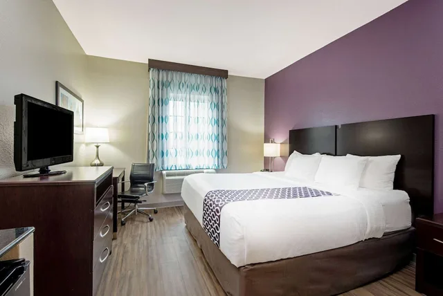 غرفة بسرير كينج، La Quinta Inn & Suites by Wyndham New Cumberland-Harrisburg 3/8