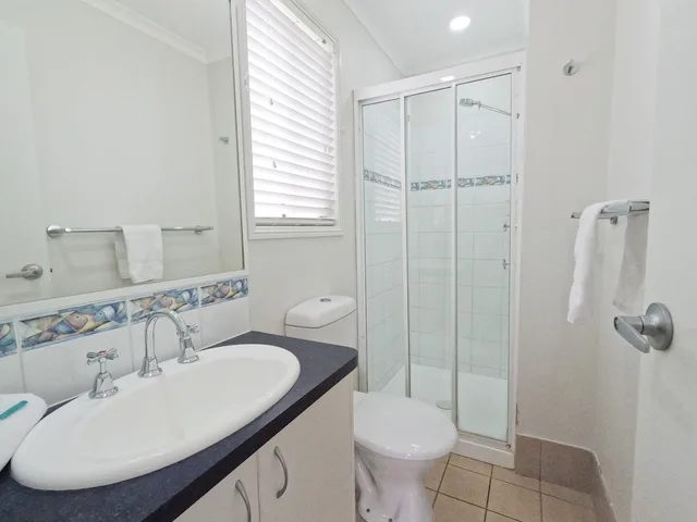 فيلا بسرير كوين وسرير بطابقين بغرفتي نوم، Alex Beach Cabins and Tourist Park 2/2