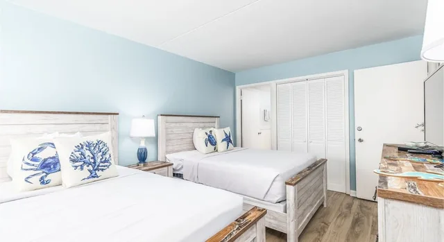 Condo, Premium, 2 Double Beds, King Bed, Bay View, Sofa, Balcony، Bay Club Resort 2/7