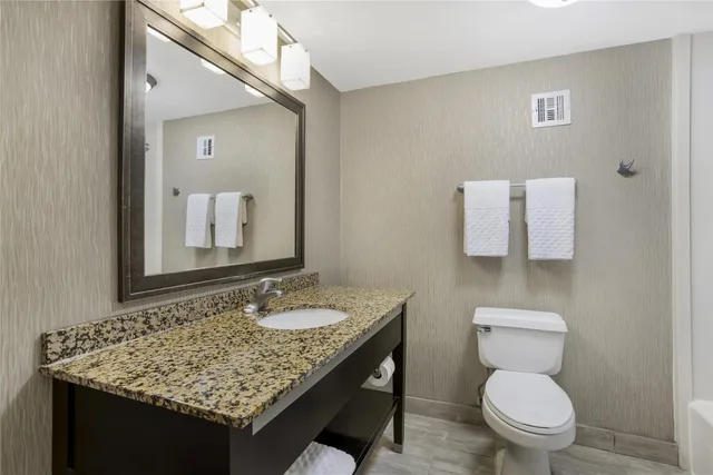جناح بسرير كينج مع أريكة بمنطقة جلوس، Best Western Plus Tallahassee North Hotel 5/6