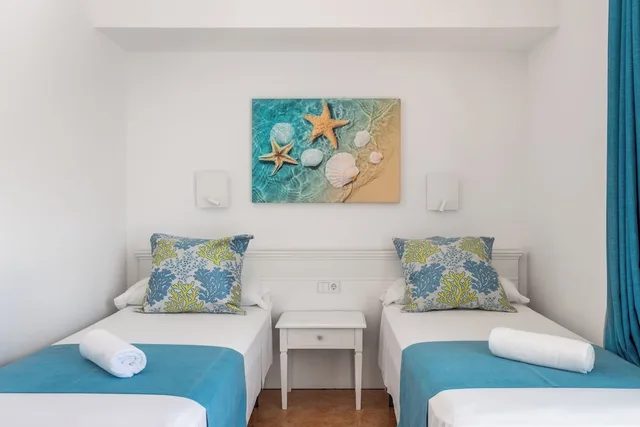 غرفة عائلية بإطلالة على البحر بشرفة، Neptuno Paguera Hostal 2/5