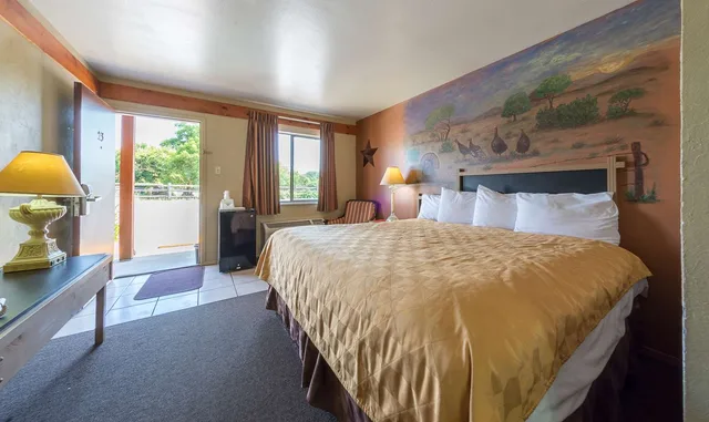 غرفة بسرير كينج، Americas Best Value Inn The Legends Inn 1/4