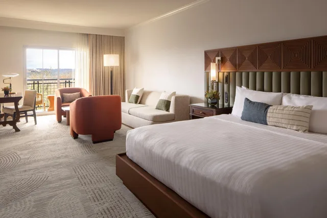 Junior Suite, Pool View, Signia by Hilton La Cantera Resort & Spa 1/2