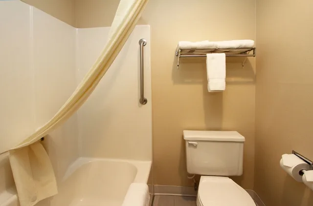جناح بسرير كينج بحوض جاكوزي، New Victorian Inn and Suites 4/4