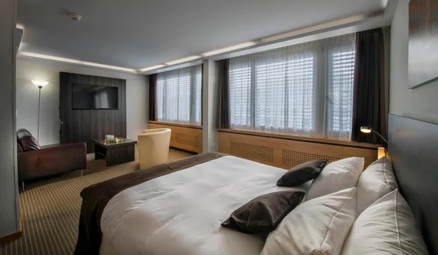 جناح جونيور بسرير كوين بمنطقة جلوس، Crowne Plaza Zurich 1/10
