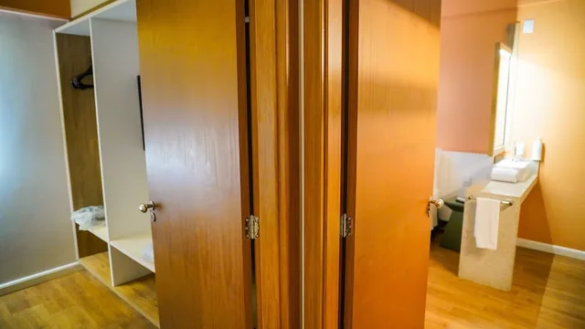 جناح بريميير بفراش فوتون وسريرين منفصلين وسرير كينج وسرير فردي بشرفة مع أريكة، Hot Beach Suites 6/7