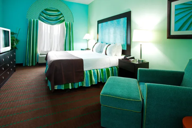 غرفة بريميوم بسرير كينج مع أريكة، Holiday Inn Hotel And Suites Ocala Conference Center 4/4