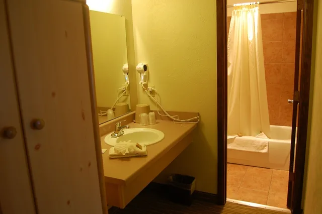 غرفة بسرير كوين، Days Inn and Suites by Wyndham Downtown Missoula-University 4/6