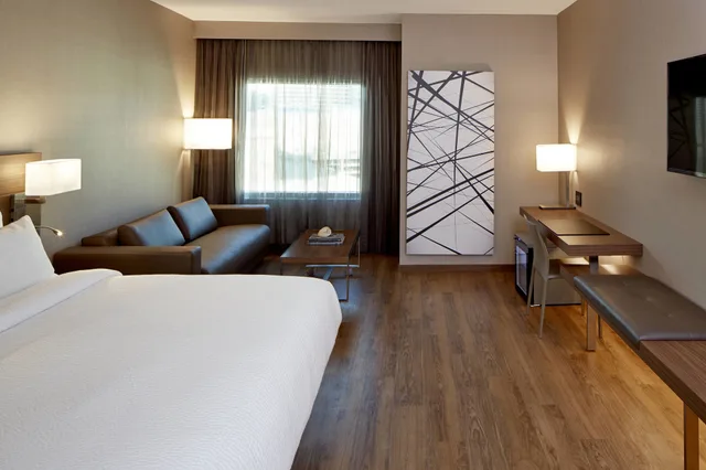 Room, King Bed, AC Hotel Atlanta Buckhead at Phipps Plaza 3/3