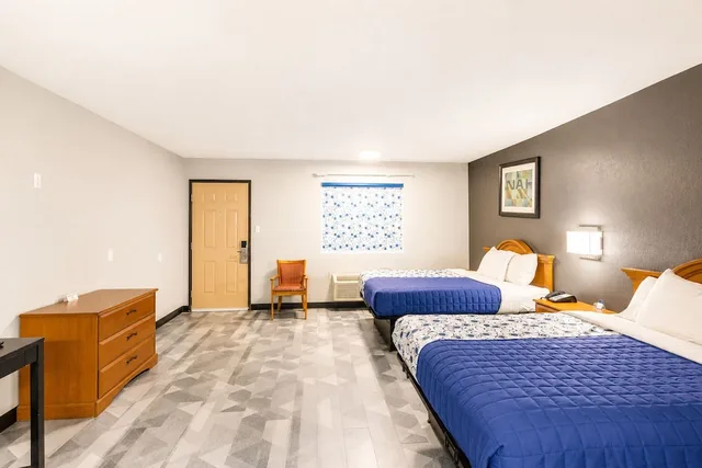 غرفة ديلوكس بسريرين كوين، Freer Executive Inn and Studios by OYO 1/8