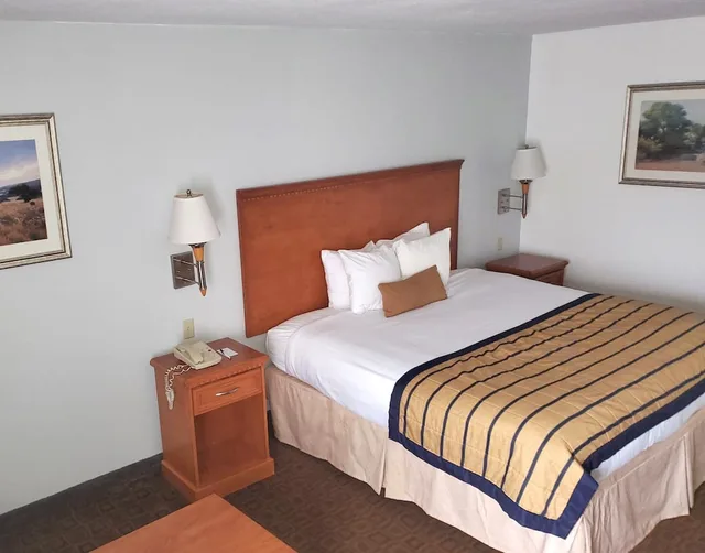 غرفة بسرير كينج لذوي الإعاقة، Coratel Inn & Suites by Jasper New Braunfels IH-35 EXT 189 2/9