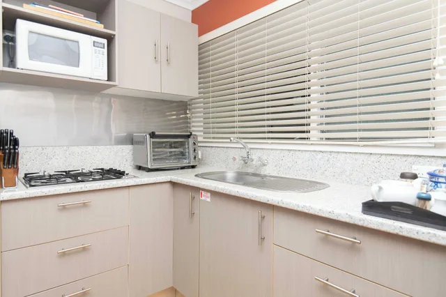 1 Bedroom, Apartment, King Bed, Kitchen, Cascade Garden Apartments 4/4