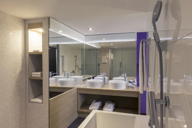 Suite, Double Bed, Fletcher Hotel-Restaurant Nieuwegein-Utrecht 2/2