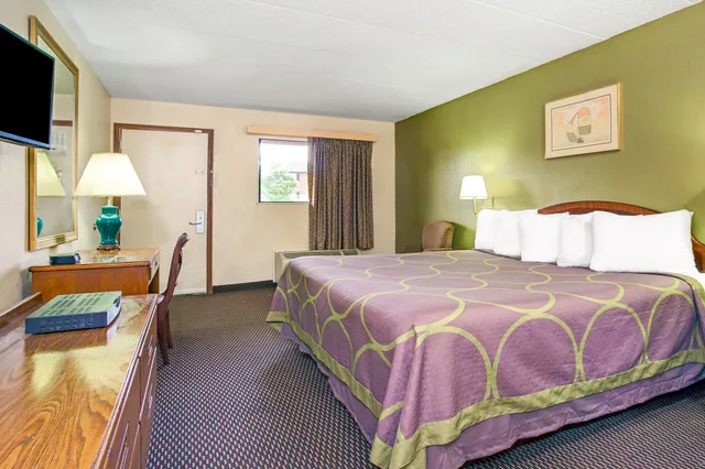 Standard, King Bed, Super 8 By Wyndham Fort Mitchell Cincinnati Area 3/5