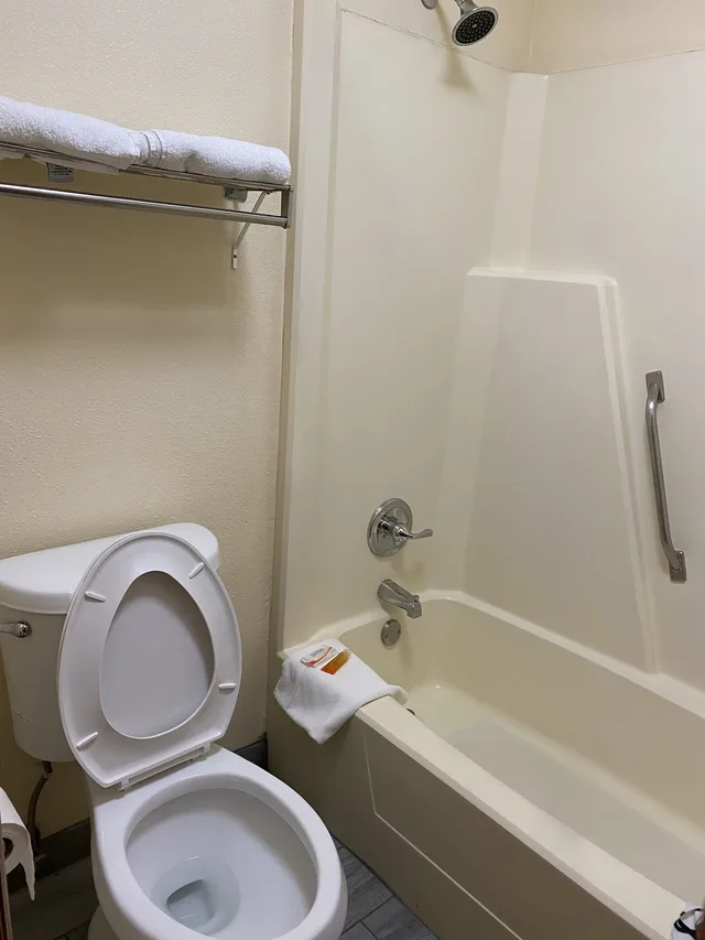 غرفة مفردة بسرير كينج للمدخنين، Americas Best Value Inn 3/4