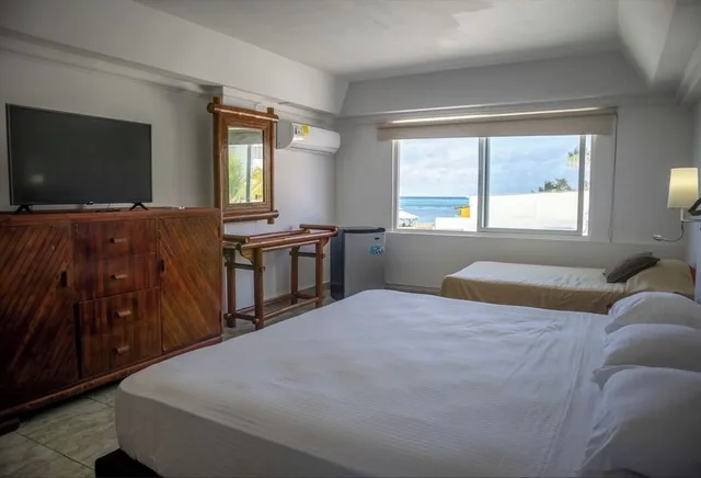 غرفة ثلاثية بسرير مزدوج وسرير فردي بإطلالة على الفناء، Hotel Lord Pierre 1/5