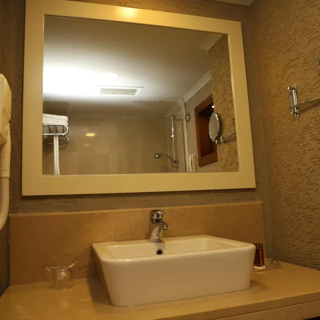 غرفة بسرير مزدوج أو سريرين منفصلين بإطلالة على المسبح، Meder Resort 9/10