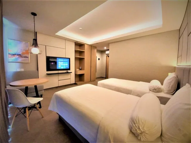 جناح جونيور بسريرين منفصلين، Front One King Hotel Tuban 2/2