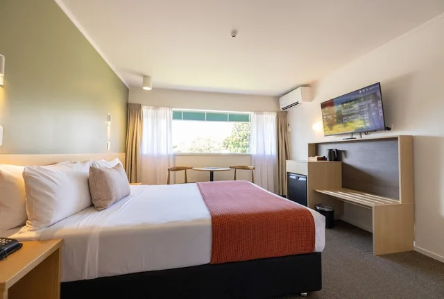 Junior King Suite with Lounge, Rose Park Hotel Auckland 4/10
