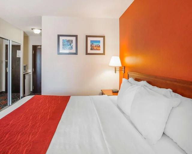 غرفة بسرير كينج، Comfort Inn & Suites Calgary University 1/2