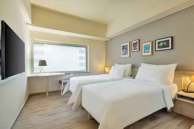 غرفة سوبيريور بسرير كوين، Artotel Harmoni Jakarta 4/8