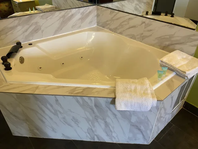 جناح شهر العسل بسرير كينج بجاكوزي، Travelodge Cleveland/Willoughby 7/7