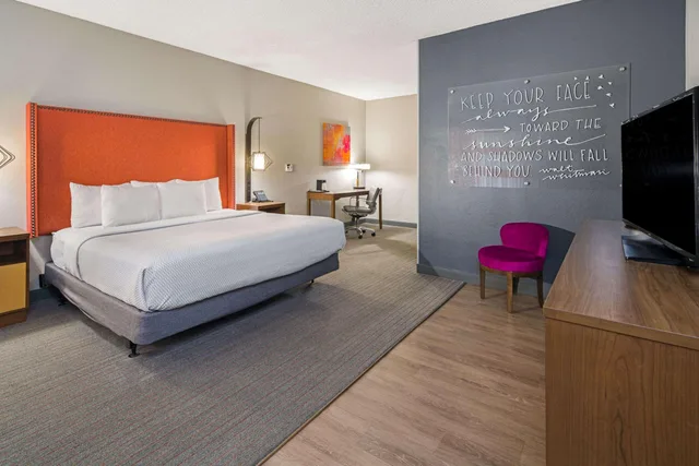 غرفة بسرير كينج لذوي الإعاقة، La Quinta Inn & Suites by Wyndham Orange County Airport 3/3
