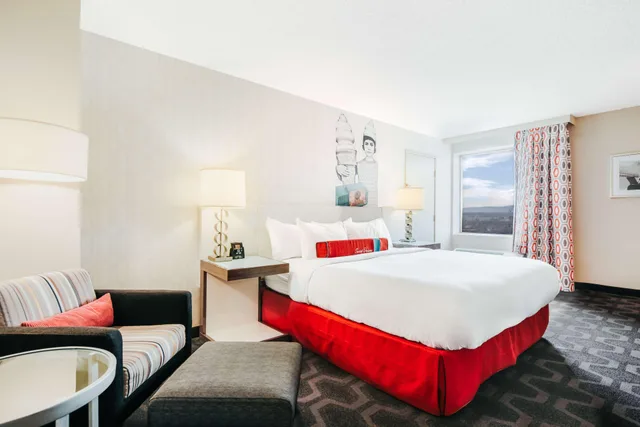 Room, King Bed, Mountain View, High Floor, The Curtis Denver a DoubleTree by Hilton Hotel 5/6