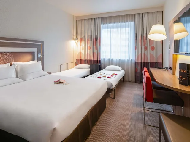 Superior Room Queen size bed Sofa bed 1 place, Novotel Paris 17 7/10