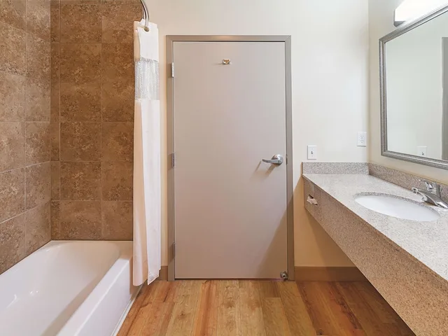 غرفة بسرير كينج، La Quinta Inn Suites Glen Rose 3/3