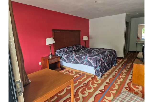 King Bed Non-Smoking, Woodbridge Inn By OYO Rome 2/5