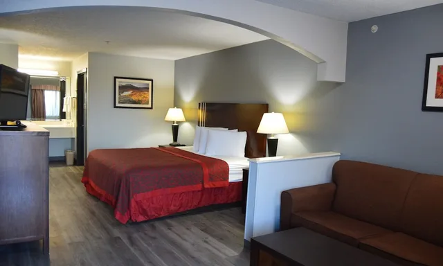 جناح بسرير كينج بمطبخ للمدخنين لذوي الإعاقة، Days Inn & Suites by Wyndham Winnie 2/7