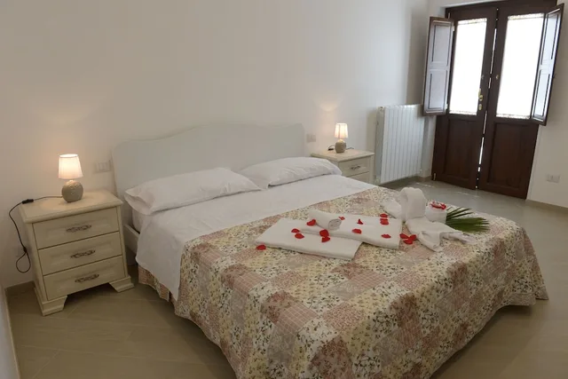 شقة بسرير كوين بغرفة نوم واحدة مع أريكة، DOMUS ANTIQUA RESIDENCE 1/8