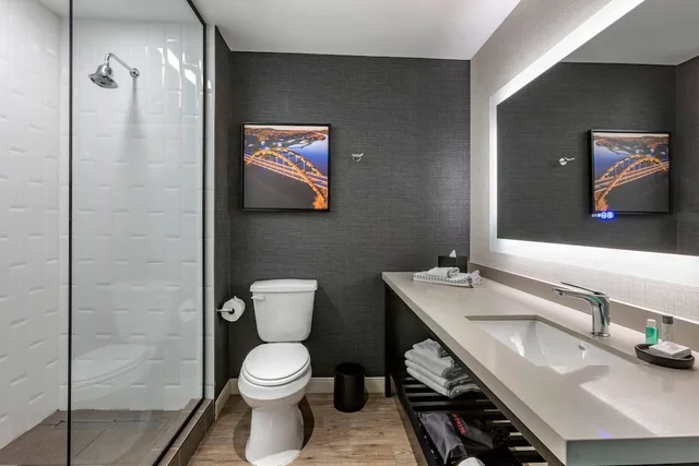 غرفة قياسية بسريرين كوين، Cambria Hotel Austin Airport 3/3